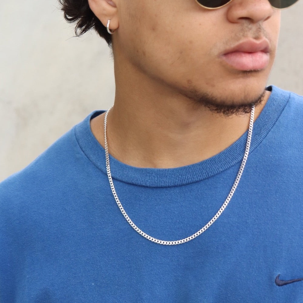 Model wearing 925 sterling silver Carter chain