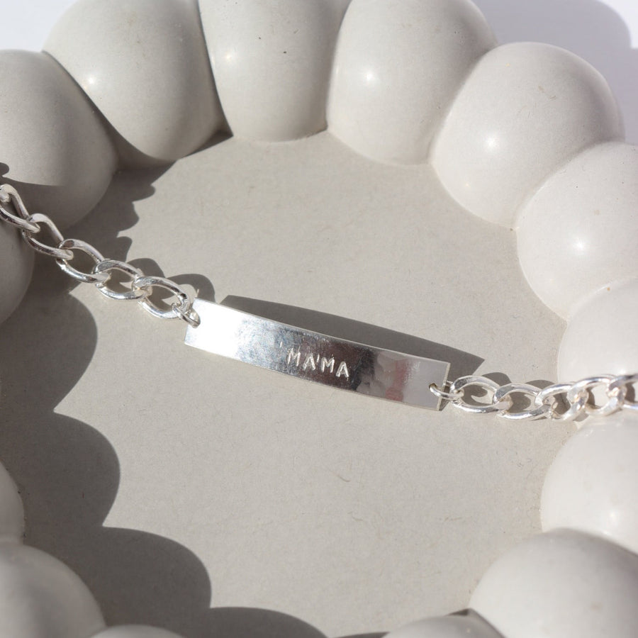 925 sterling silver Name plate bracelet with Alexandra chain. This bracelet features a simple plate you can choose to have hammered or have smooth. This bracelet is then connected with the Alexandra chain. With this bracelet it features the option of adding a name or not.