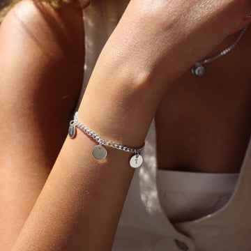 Model wearing 925 sterling silver Carter personalized Disc bracelet. This bracelet features the Carter chain then followed Initial stamped disc. 