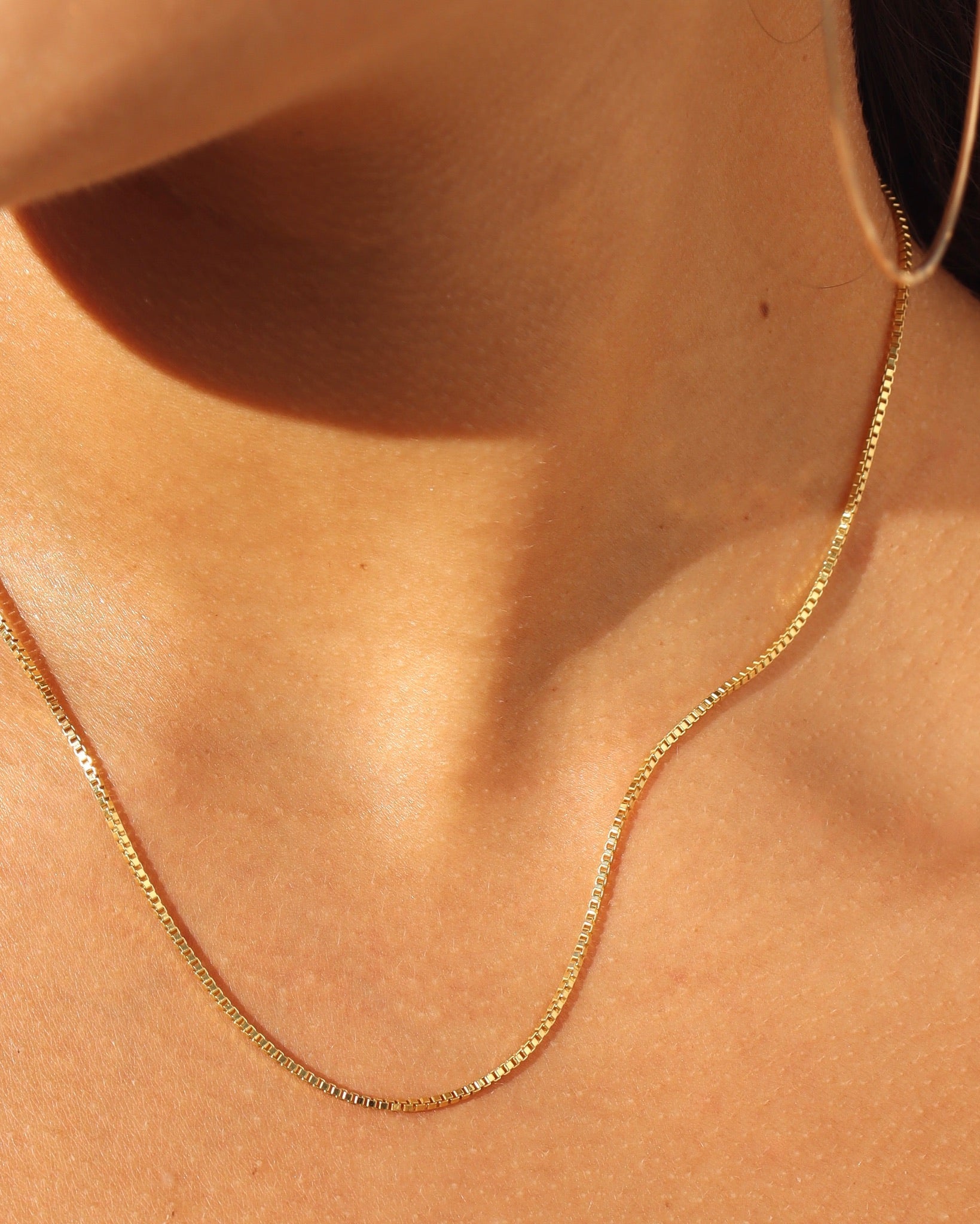 model wearing 14k gold fill curb chain neckalce