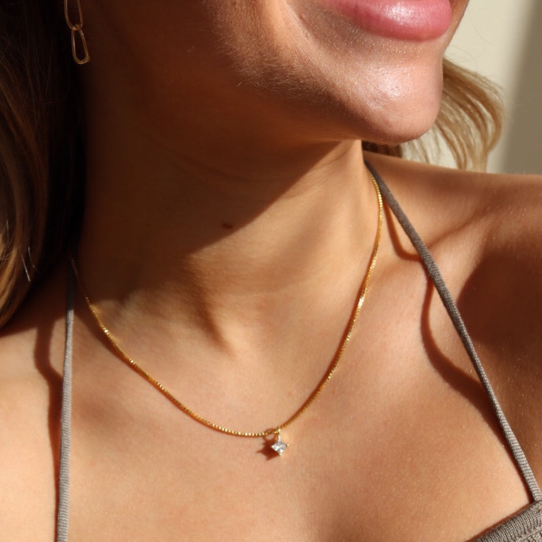 Model wearing 14k gold fill Quinn necklace.